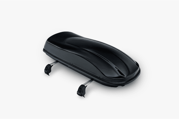 Das Bild zeigt eine schwarze Dachbox  mit Schnellbefestigungssystem vor einem hellen Hinterdrund.